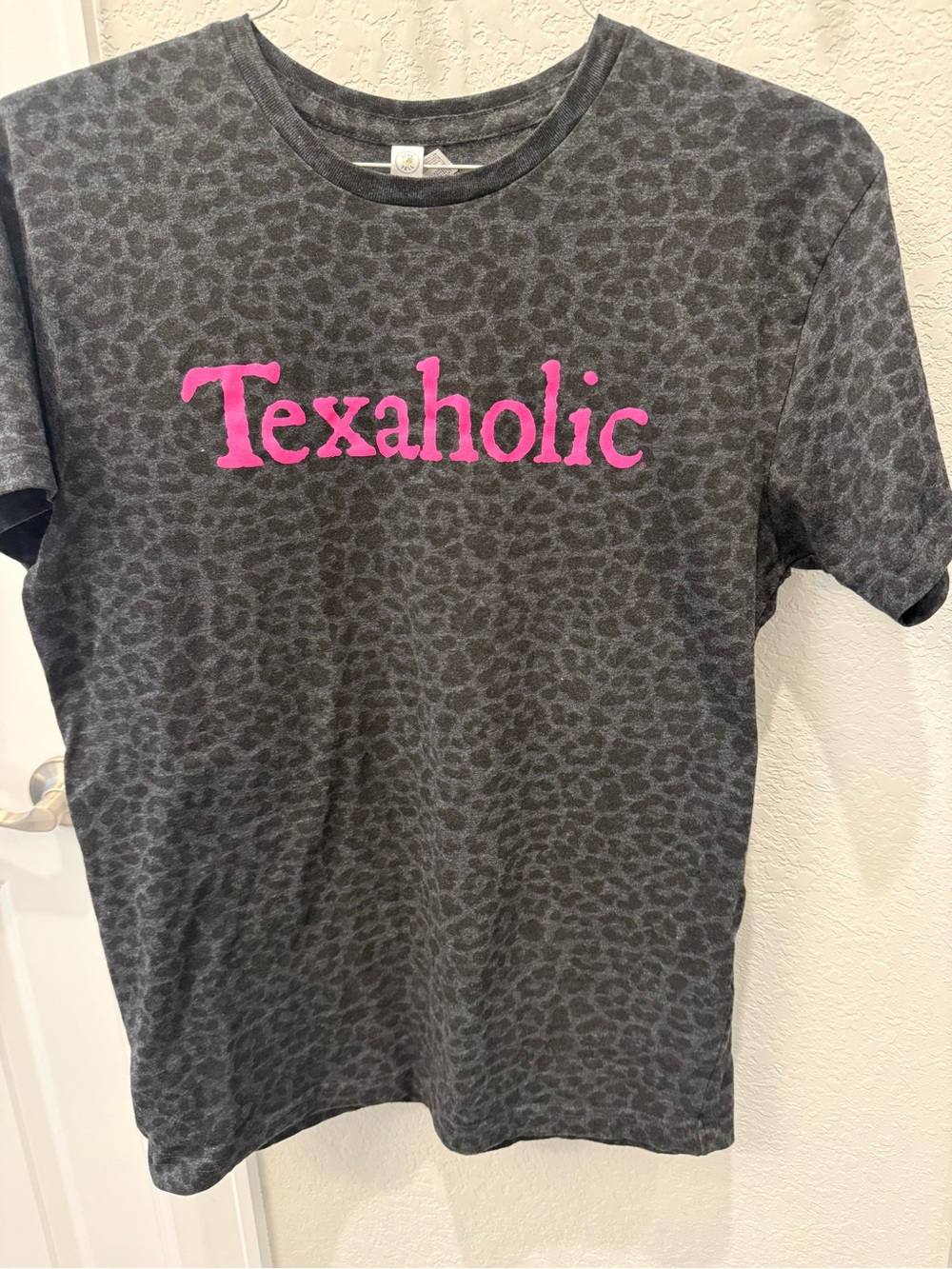 Women’s Gray and black Leopard 'Texaholic' Tee with Pink Logo